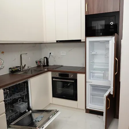 Elegant Downtown With Private Parking Apartment Novi Sad
