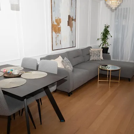 Elegant Downtown With Private Parking Apartament