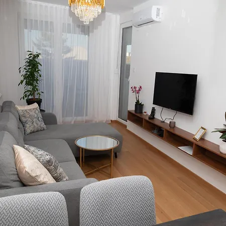 Elegant Downtown With Private Parking *