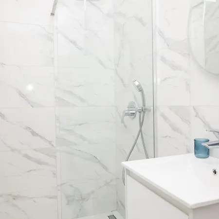 Elegant Downtown With Private Parking Novi Sad