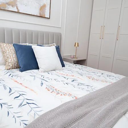 Elegant Downtown With Private Parking Apartment Novi Sad