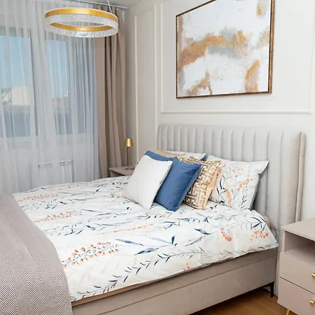 Elegant Downtown With Private Parking