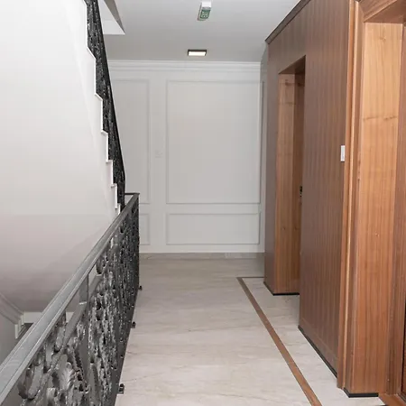 Elegant Downtown With Private Parking Appartamento *