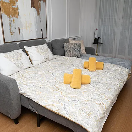 Elegant Downtown With Private Parking *