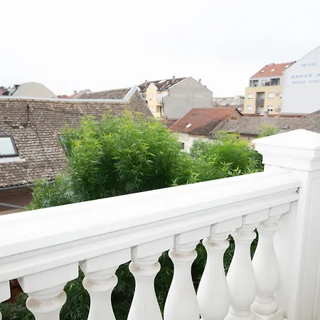 Elegant Downtown With Private Parking Novi Sad