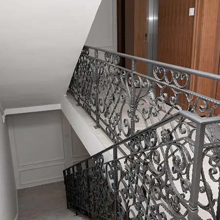 Elegant Downtown With Private Parking Apartment *